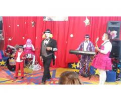 PAYASO MUSICAL TOCA CON SU BANDA