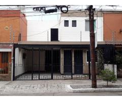 Excelente vivienda, 4 Rec. y 3.5 Baños